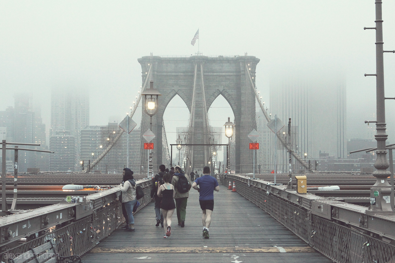 Foto von Brooklyn Bridge mit Joggern bei Nebel